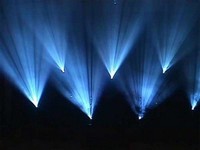 Faisceaux de projecteur de type « lyre » (ici, avec gobos)