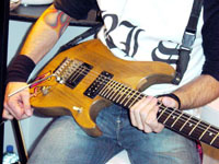 Shanka joue sur Washburn N4, le mod&egrave;le Signature de Nuno Bettencourt.